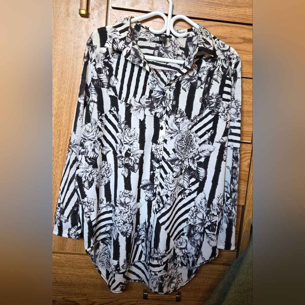 H&M Patterned buttoned down blouse